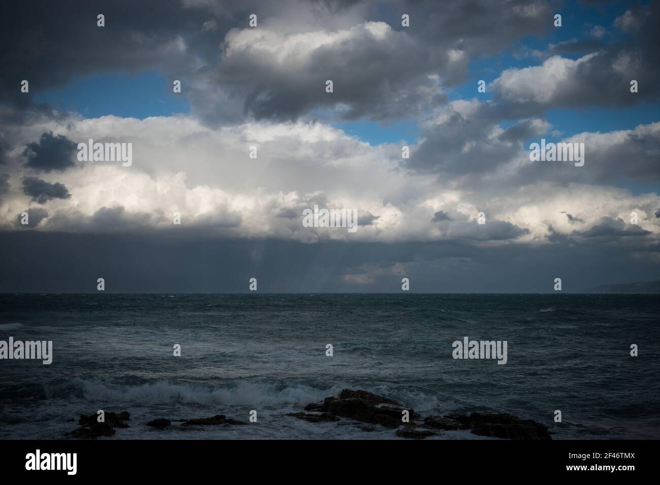 Mare blu con onde e cielo con nuvole prima della tempesta. Foto Stock