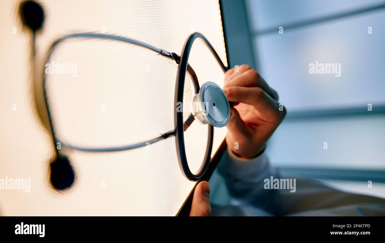 primo piano. stetoscopio in mano del medico . Foto Stock