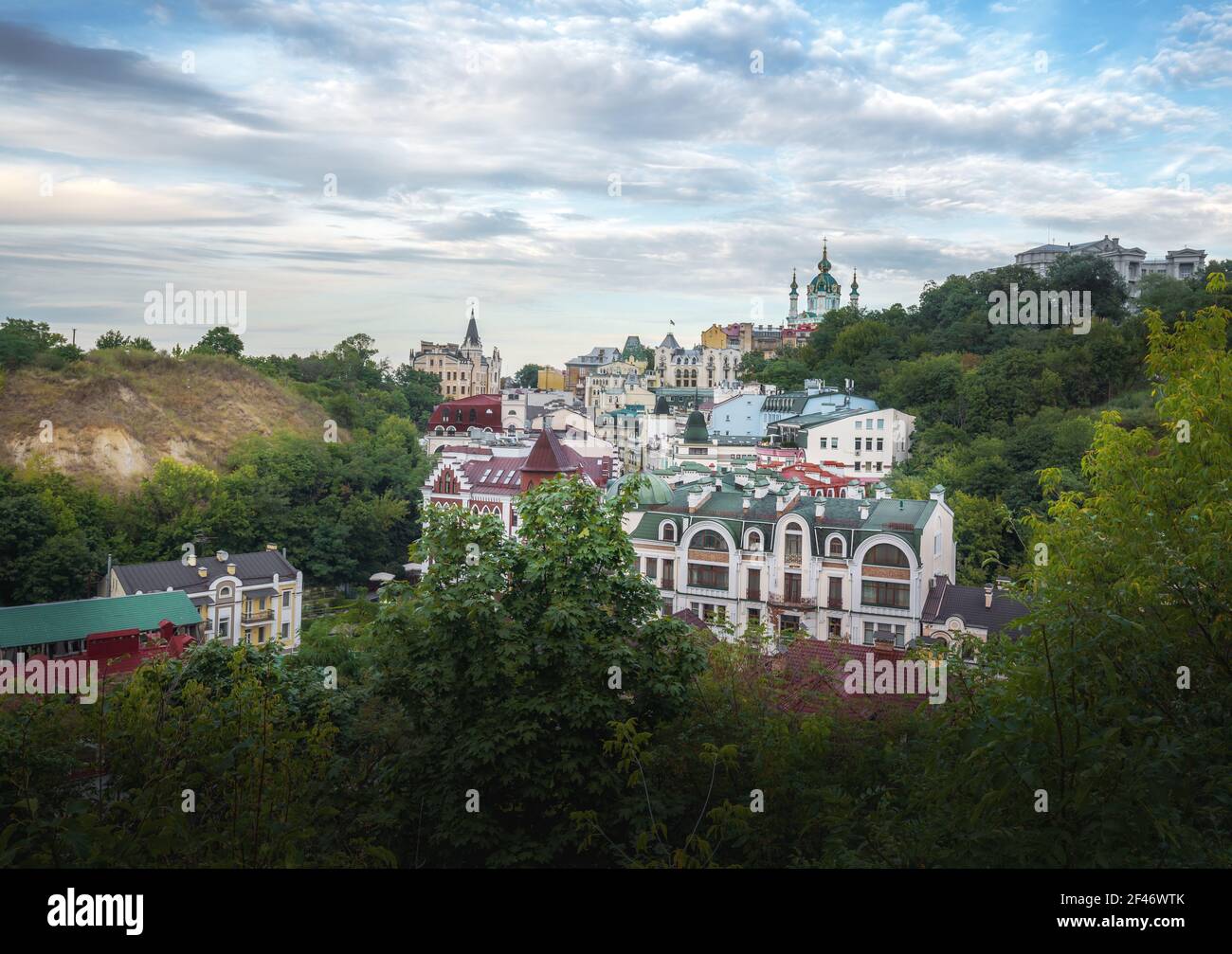 Skyline aereo di Kyv con la chiesa di Sant'Andrea - Kiev, Ucraina Foto Stock