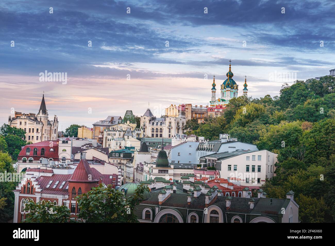 Skyline aereo di Kyv con la chiesa di Sant'Andrea al tramonto - Kiev, Ucraina Foto Stock