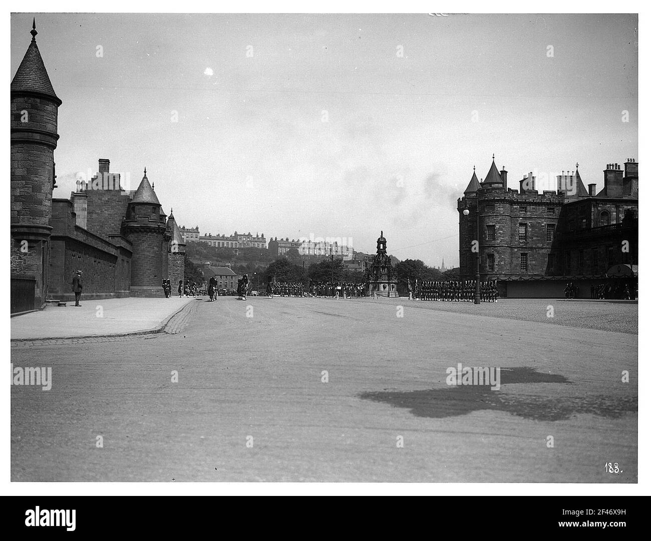 Edimburgo, Scozia. Parata militare dei Gardisti Scozzesi di fronte al Palazzo Holyrood Foto Stock
