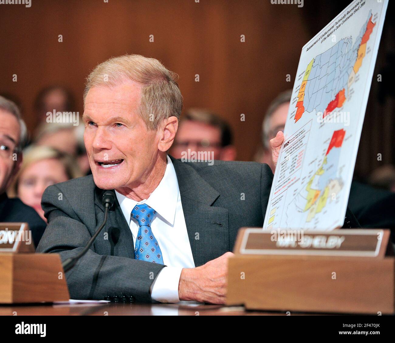 Il senatore degli Stati Uniti Bill Nelson (democratico della Florida) mostra un grafico come egli testimonia durante il Comitato del Senato degli Stati Uniti per l'ambiente e i lavori pubblici audizione dal titolo 'impatto economico e ambientale della recente fuoriuscite di petrolio nel Golfo del Messico' a Washington, D.C. il martedì 11 maggio 2010..Credit: Ron Sachs / CNP | utilizzo in tutto il mondo Foto Stock