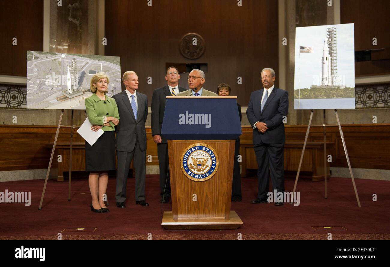 Amministratore della NASA Charles Bolden, a podio, è fiancheggiata da Stati Uniti senatori Kay Bailey Hutchison (Repubblicano del Texas); Bill Nelson (Democratico della Florida); John Boozeman (repubblicano di Arkansas); e U.S. Rappresentanti Eddie Bernice Johnson (Democratico del Texas); e Chaka Fattah (Democratico della Pennsylvania) come lui parla di progettazione di un nuovo spazio sistema di lancio durante una conferenza stampa Mercoledì, 14 settembre 2011, presso il Senato Dirksen ufficio edificio sulla collina del Campidoglio di Washington, D.C. Il nuovo sistema avrà l'agenzia gli astronauti più lontano nello spazio che mai creare h Foto Stock