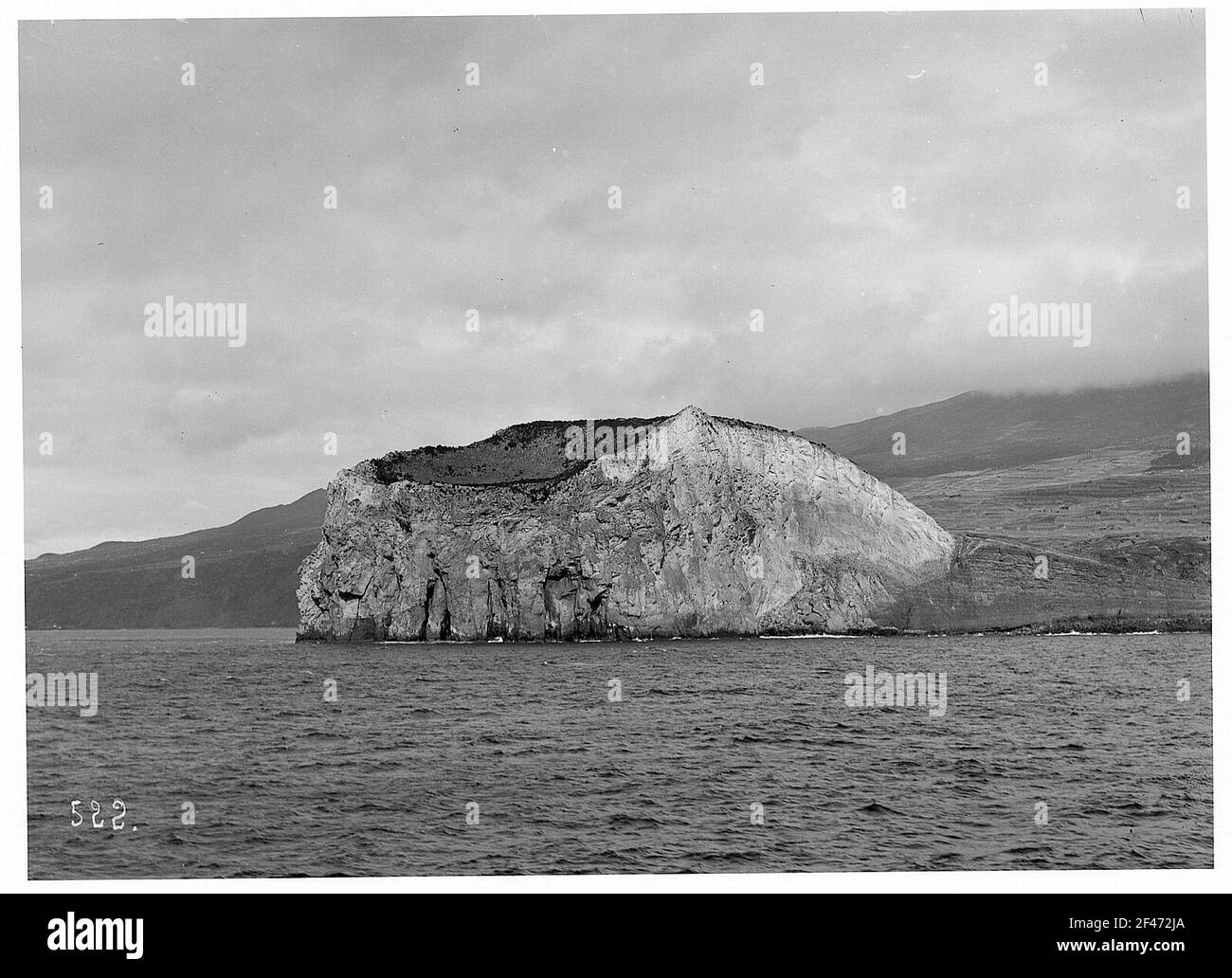 Funchal, Madeira. Vista dall'acqua alla costa con il capo roccioso a proiezione di mare Foto Stock