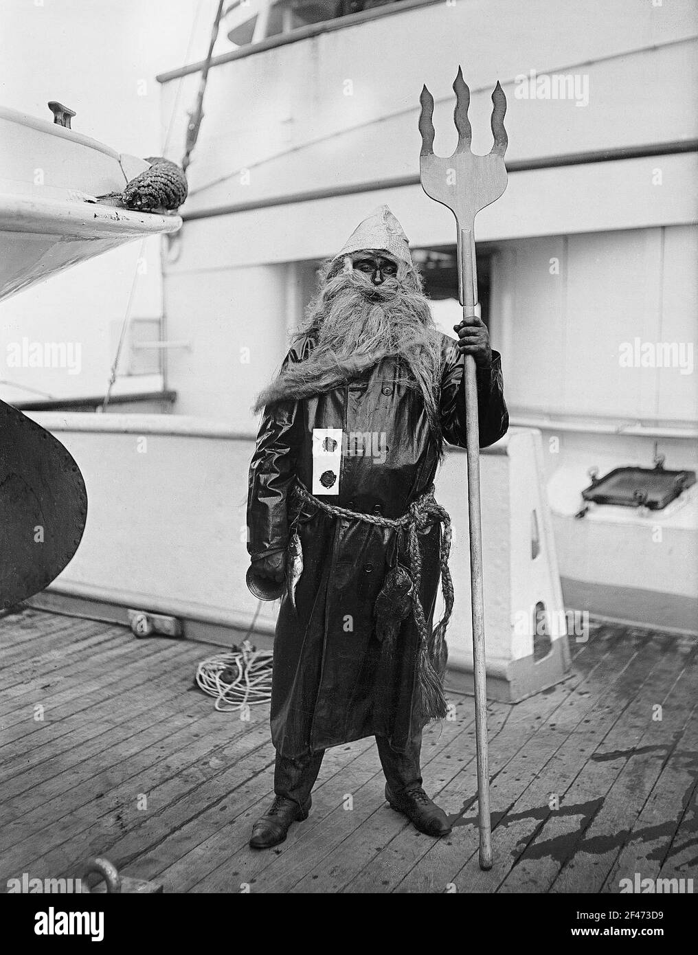 Come un Nettuno vestito uomo a una festa corposa (Nord Polegebapt ') Sull'alto mare passeggeri a vapore Victoria Luise come Nettuno Uomo vestito ad una festa corposa (Polegebapt Nord ') Sul traghetto passeggeri in alto mare Victoria Luise Foto Stock Come un Nettuno vestito uomo a una festa corposa (Nord Polegebapt ') Sull'alto mare passeggeri a vapore Victoria Luise come Nettuno Uomo vestito ad una festa corposa (Polegebapt Nord ') Sul traghetto passeggeri in alto mare Victoria Luise Foto Stock