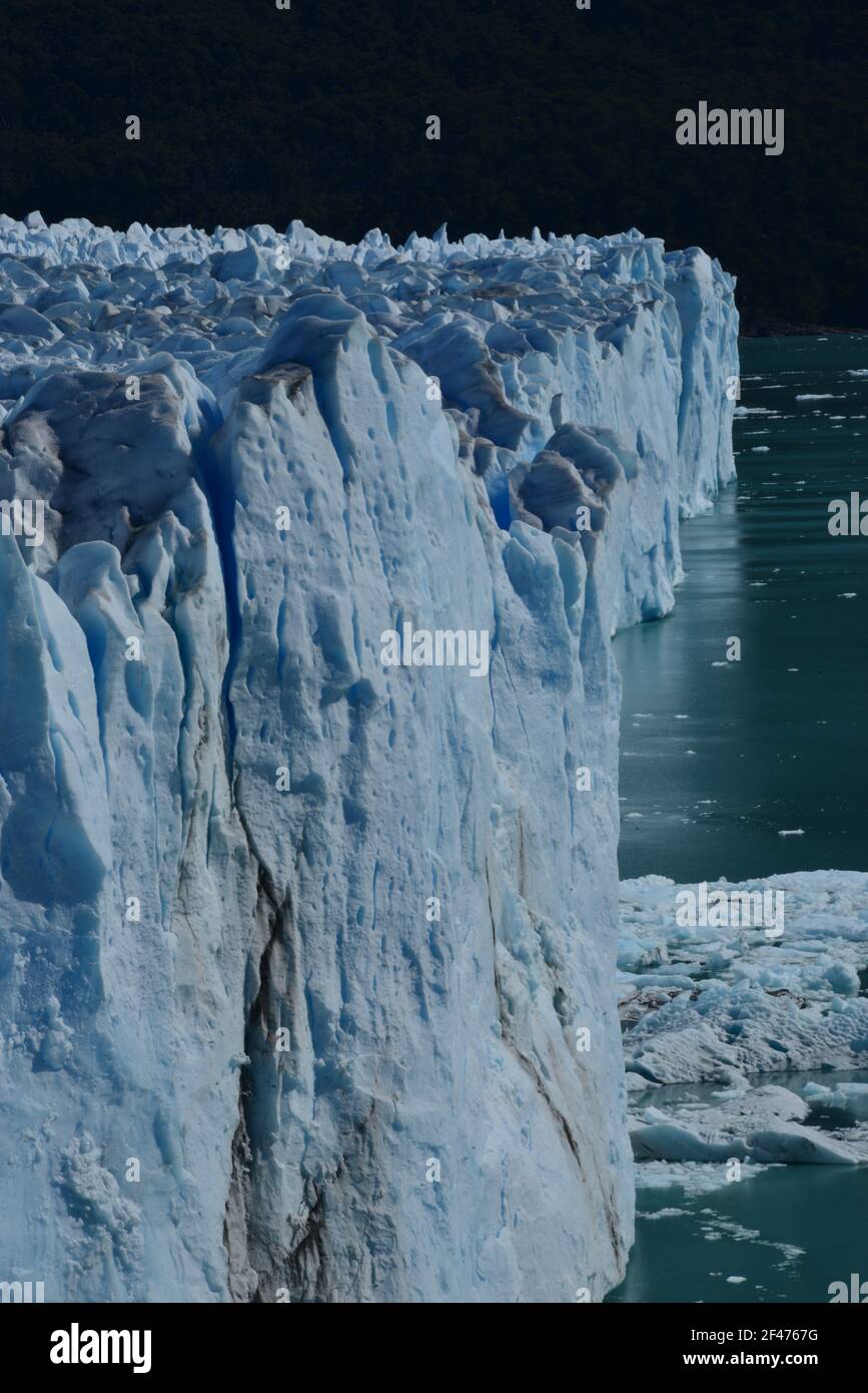 ARGENTINA il ghiacciaio Perito Moreno è un ghiacciaio situato nel Parco Nazionale Los Glaciares, nella parte sud-occidentale della provincia di Santa Cruz Foto Stock