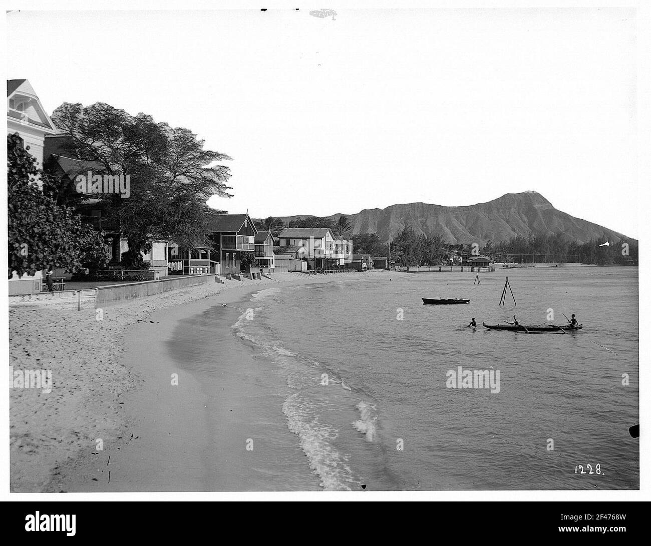 Waikiki, Honolulu (Hawaii). Spiaggia con bagnanti e barche. Vista alla testa Diamante (232 m) Foto Stock