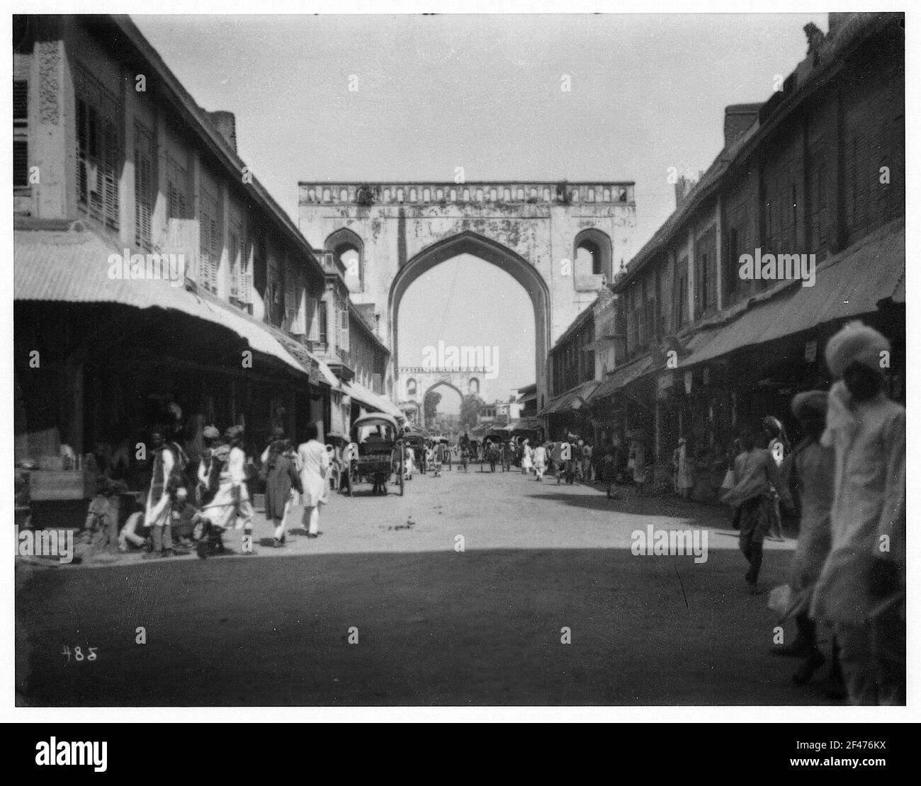 Scena di strada con vista dalle porte della città di Hyderabad Foto Stock