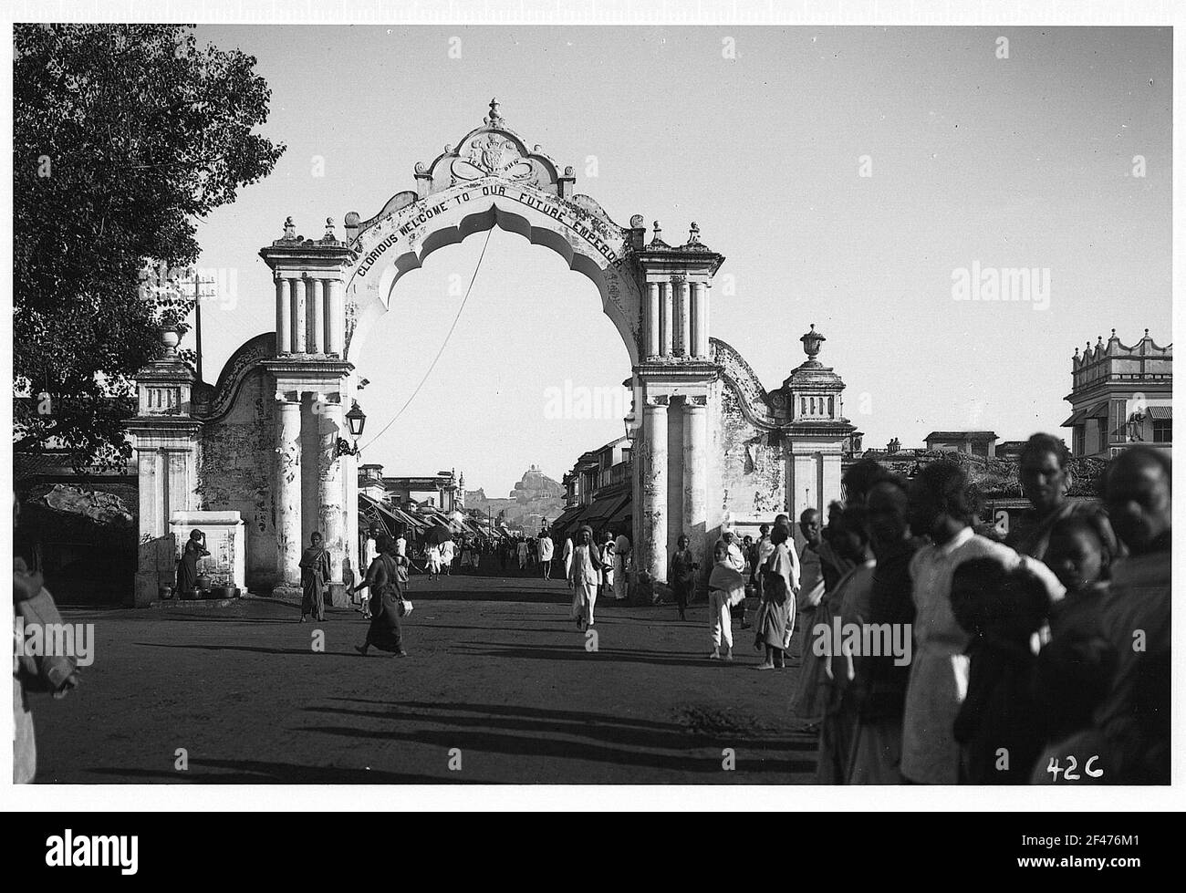 India: Porta della città con benvenuto al Reggente. Imponente architettura piegata con ventaglio e dedizione: Glorioso benvenuto al nostro futuro Imperatore Foto Stock