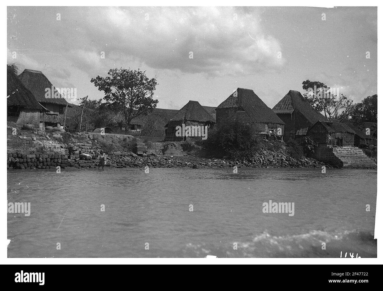 A Manila (Filippine). Vista sul pasy su palafitte della gente del posto (CAPANNE NIPA) sulla riva Foto Stock