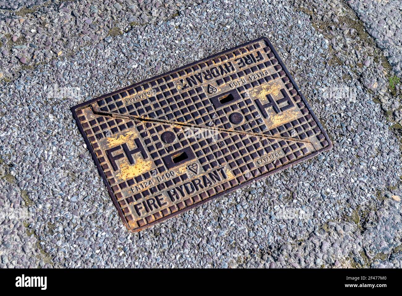 Gettare la copertura in ferro su un idrante antincendio in strada in Irlanda. Foto Stock