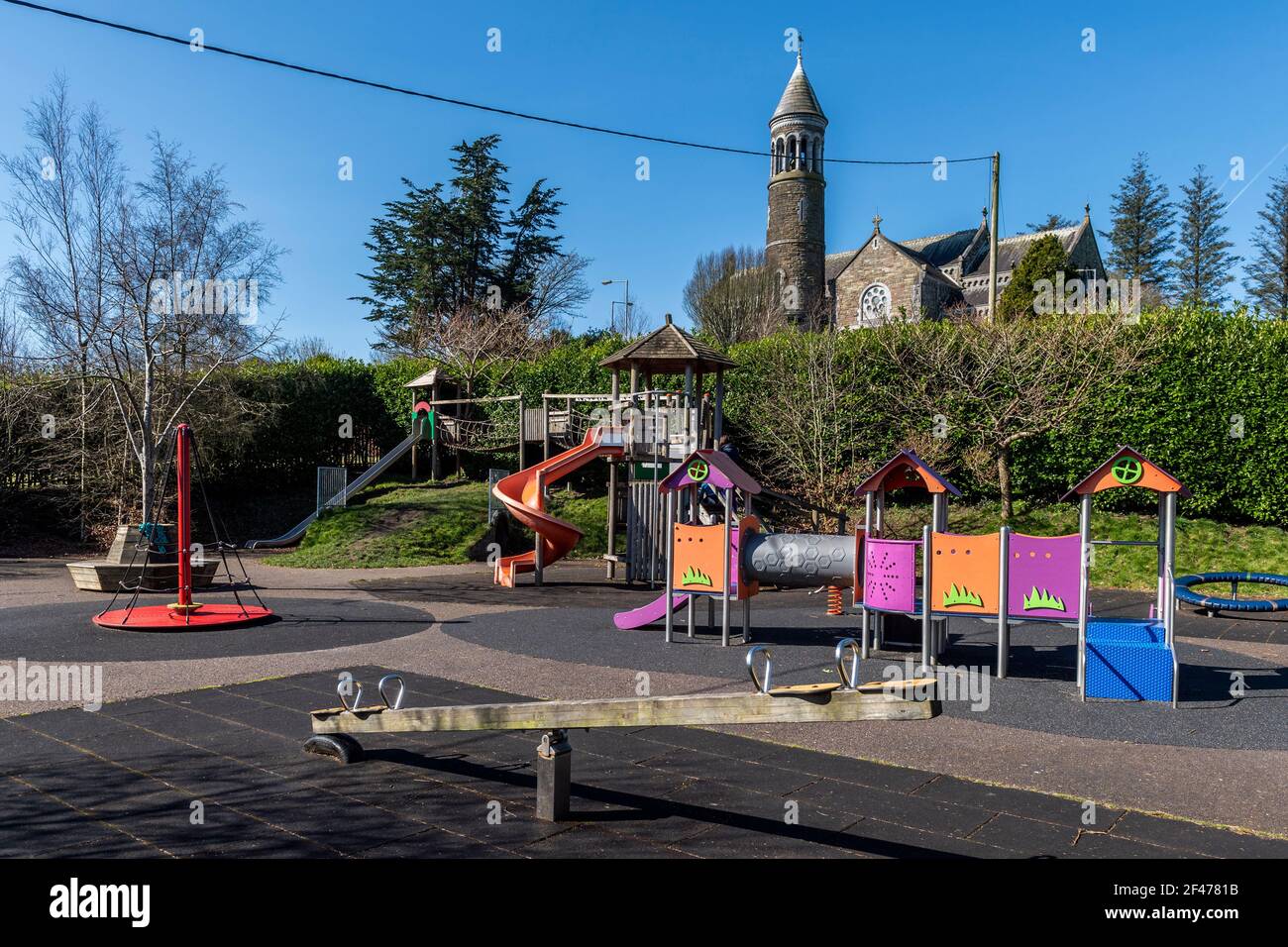 Timoleague Chiesa cattolica e villaggio parco giochi in una giornata di sole. Foto Stock