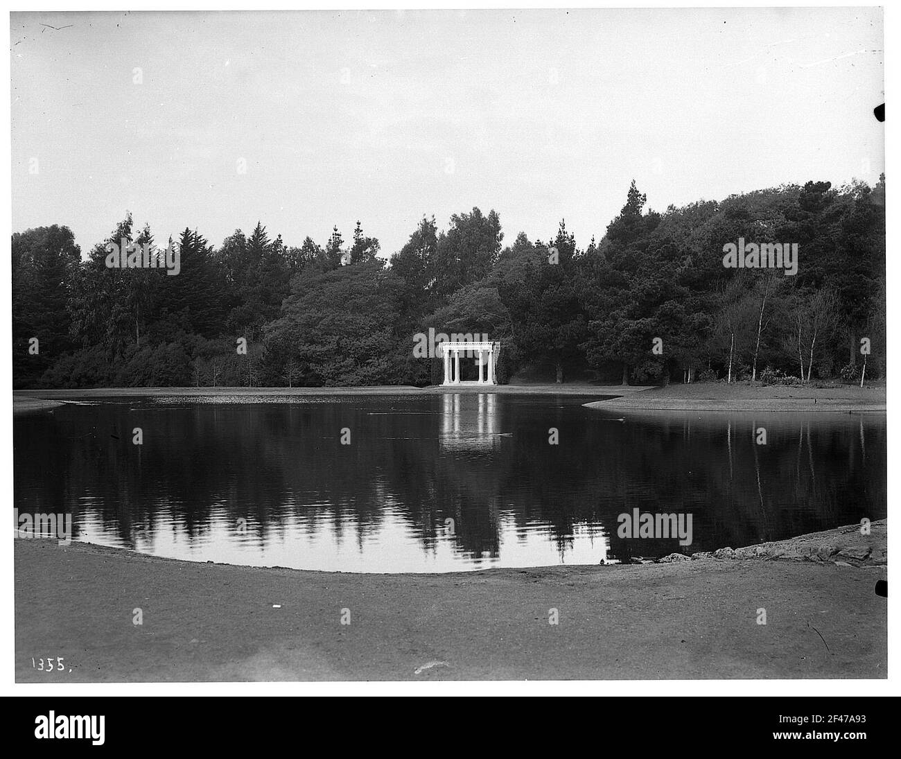 San Francisco. Golden Gate Park. Vista sul lago con padiglione a colonna sulla riva opposta Foto Stock