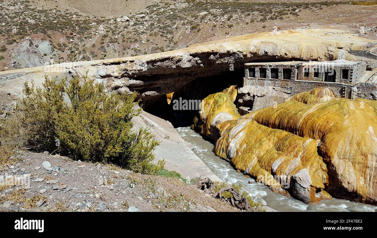 ARGENTINA MENDOZA Puente dell'Inca, è un arco naturale che forma un ponte sul fiume Las Cuevas, un affluente del fiume Mendoza Foto Stock