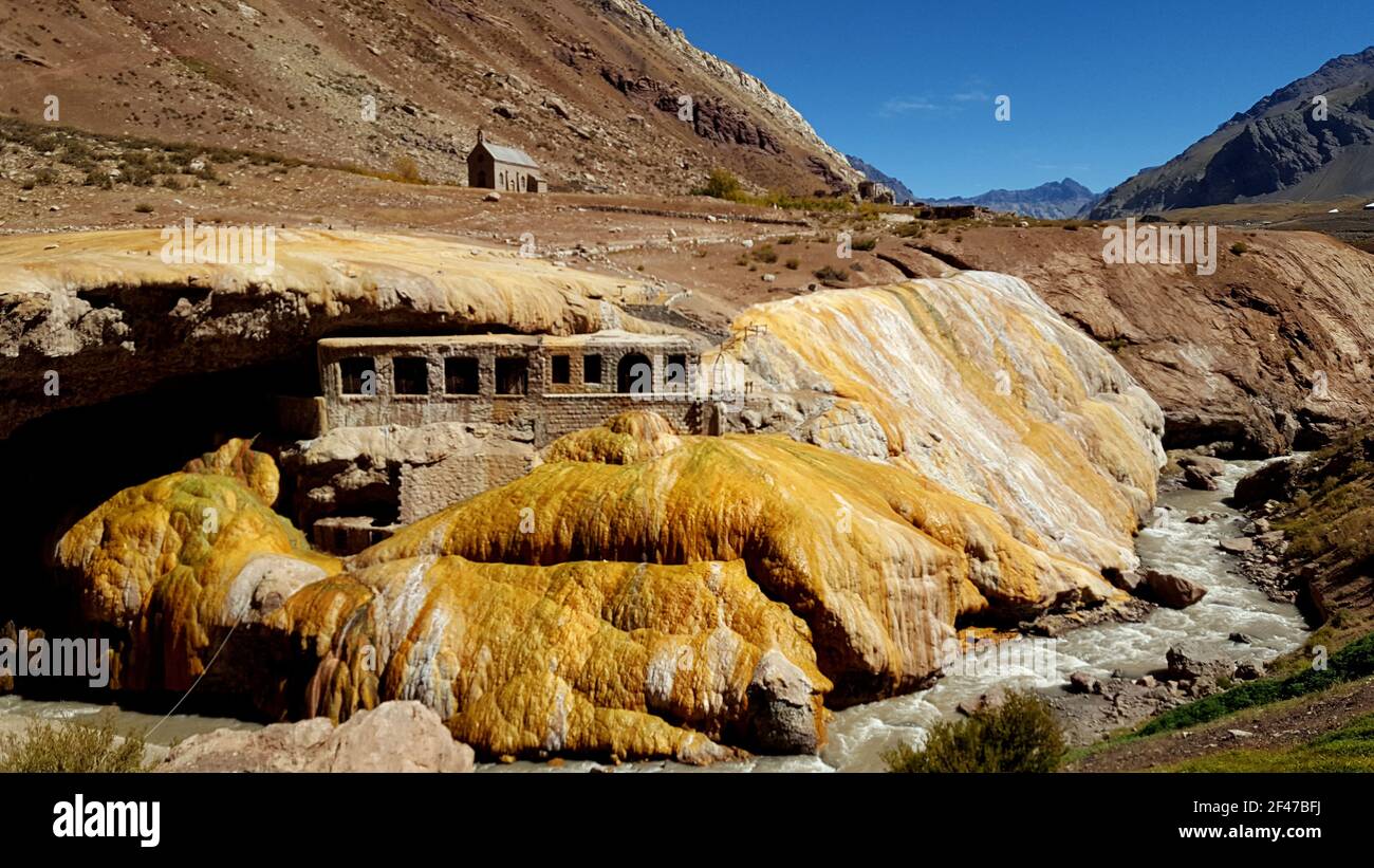 ARGENTINA MENDOZA Puente dell'Inca, è un arco naturale che forma un ponte sul fiume Las Cuevas, un affluente del fiume Mendoza Foto Stock