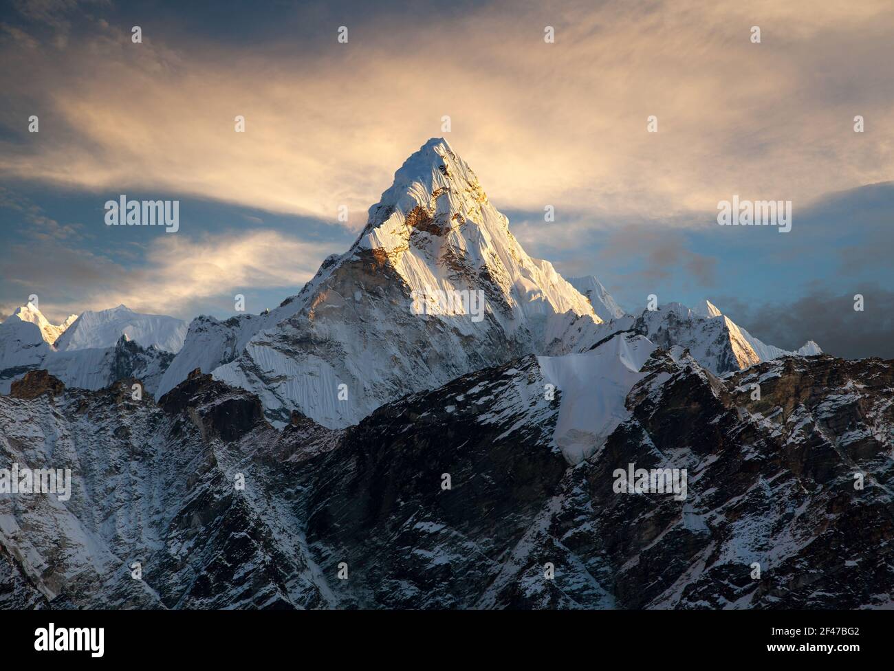 Vista serale di Ama Dablam sulla strada per il Campo Base Everest - Nepal Foto Stock