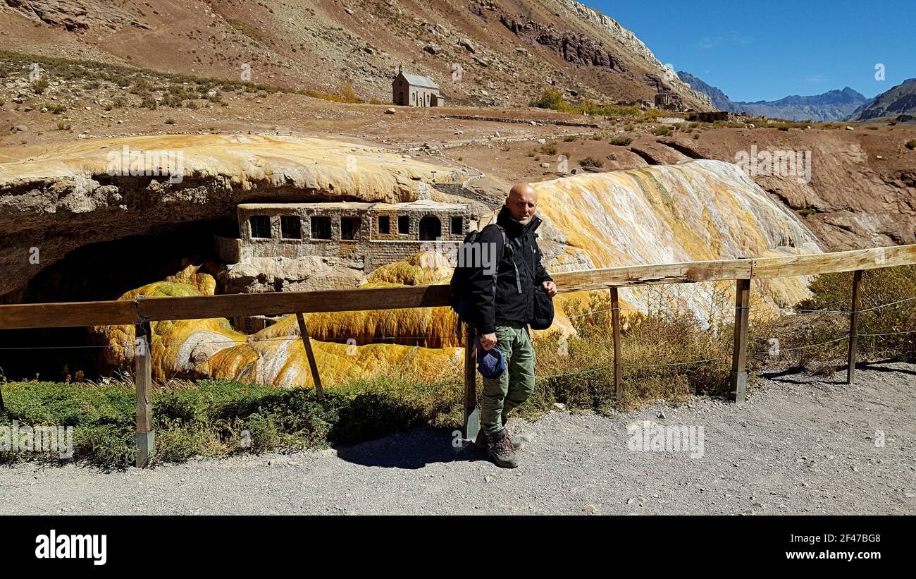 ARGENTINA MENDOZA Puente dell'Inca, è un arco naturale che forma un ponte sul fiume Las Cuevas, un affluente del fiume Mendoza Foto Stock