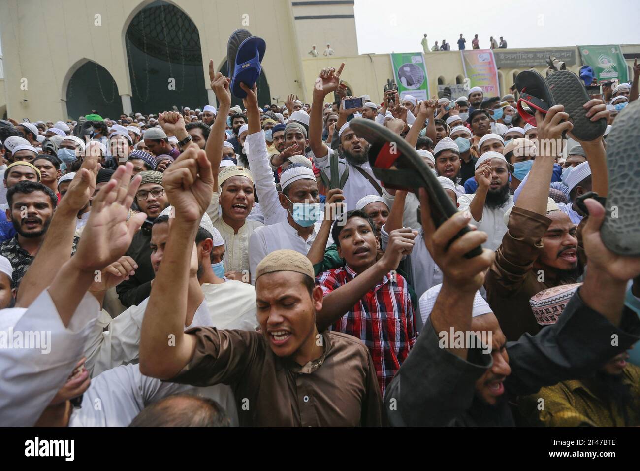 Dhaka, Bangladesh. 19 marzo 2021. I sostenitori di diversi partiti politici islamici sollevano le scarpe e gridano slogan mentre si riuniscono in una protesta dopo le preghiere del venerdì, contro la prossima visita del primo ministro indiano Narendra modi a Dhaka, Bangladesh, 19 marzo 2021. Photo by Suvra Anti Das/ABACAPRESS.COM Credit: Abaca Press/Alamy Live News Foto Stock