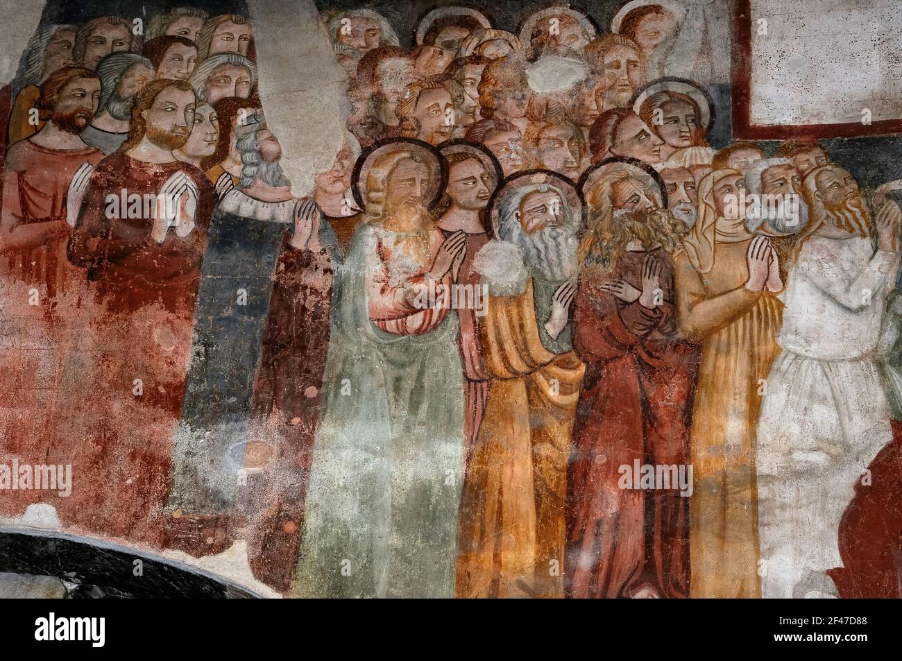 Le anime dei defunti pregano per l'ingresso in paradiso. Particolare dell'affresco del giudizio universale tardo medioevale, datato alla prima metà del XIV secolo e in stile lombardo, nella Chiesa di Santa Maria del Tiglio a Gravedona in Lombardia. Foto Stock