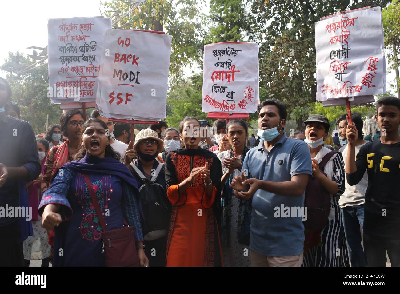 Dhaka, Bangladesh. 19 marzo 2021. Le organizzazioni studentesche progressiste di sinistra sono uscite con la processione per protestare contro la prossima visita del PM indiano in Bangladesh. Stavano tenendo in mano striscioni e manifesti anti-modi. Credit: Md. Rakibul Hasan/ZUMA Wire/Alamy Live News Foto Stock