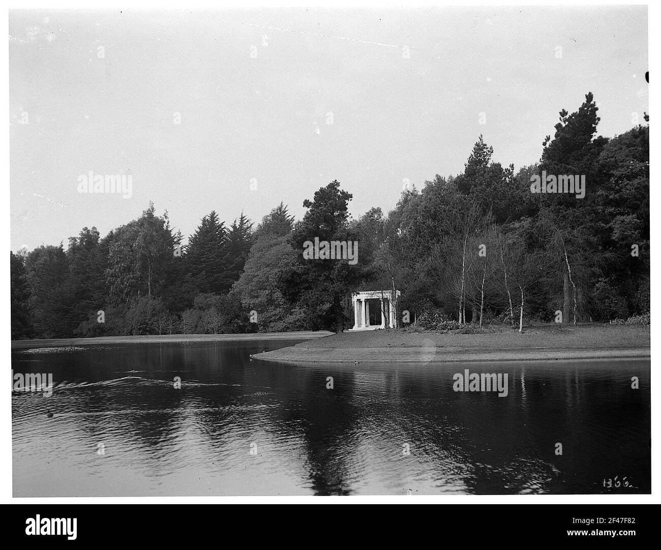 San Francisco. Golden Gate Park. Vista sul lago con padiglione a colonna sulla riva opposta Foto Stock