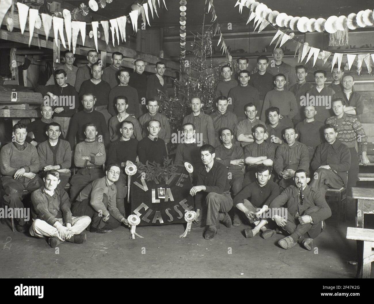 Festa di Natale prigioniero di guerra francese nell'aue con slogan 'vive la Classe', tricolore e ritratto di Maréchal Philippe Petain Foto Stock