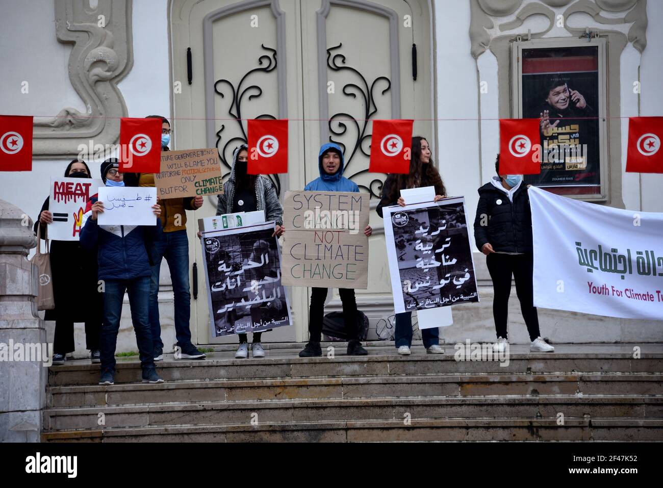 Manifestanti che hanno cartelloni che esprimono la loro opinione durante la dimostrazione.manifestanti dimostrano di esigere politiche legislative, piani ambientali e di ridurre gli effetti del cambiamento climatico e di includere l'educazione al clima nel sistema di istruzione pubblica. (Foto di Jdidi wassim / SOPA Images/Sipa USA) Foto Stock