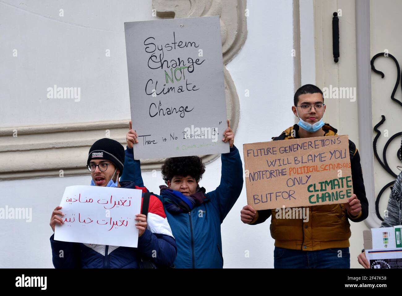 Manifestanti che hanno cartelloni che esprimono la loro opinione durante la dimostrazione.manifestanti dimostrano di esigere politiche legislative, piani ambientali e di ridurre gli effetti del cambiamento climatico e di includere l'educazione al clima nel sistema di istruzione pubblica. (Foto di Jdidi wassim / SOPA Images/Sipa USA) Foto Stock