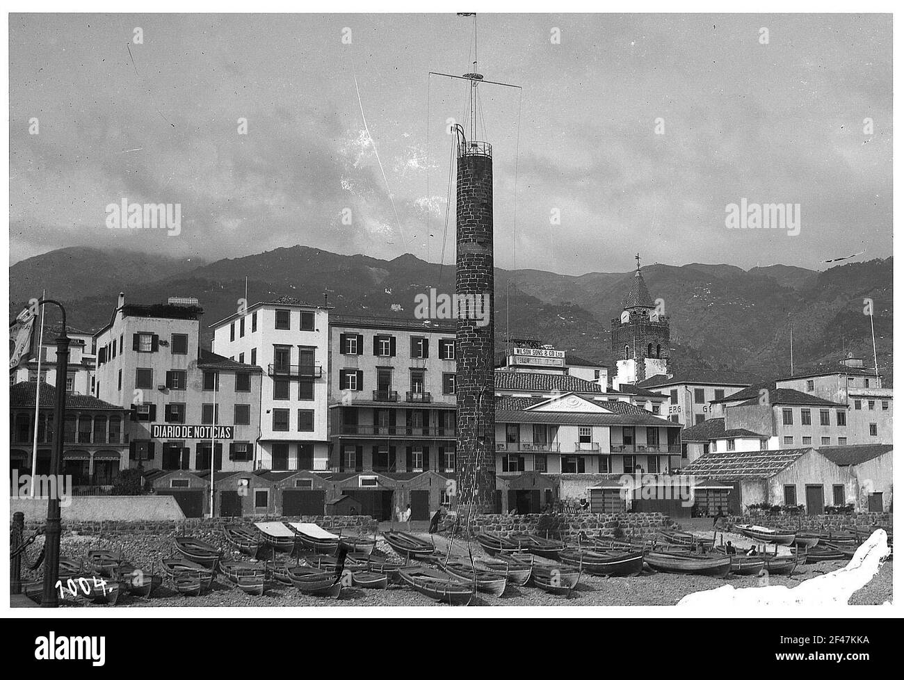 Funchal. Faro e barche da pesca sulla riva Foto Stock