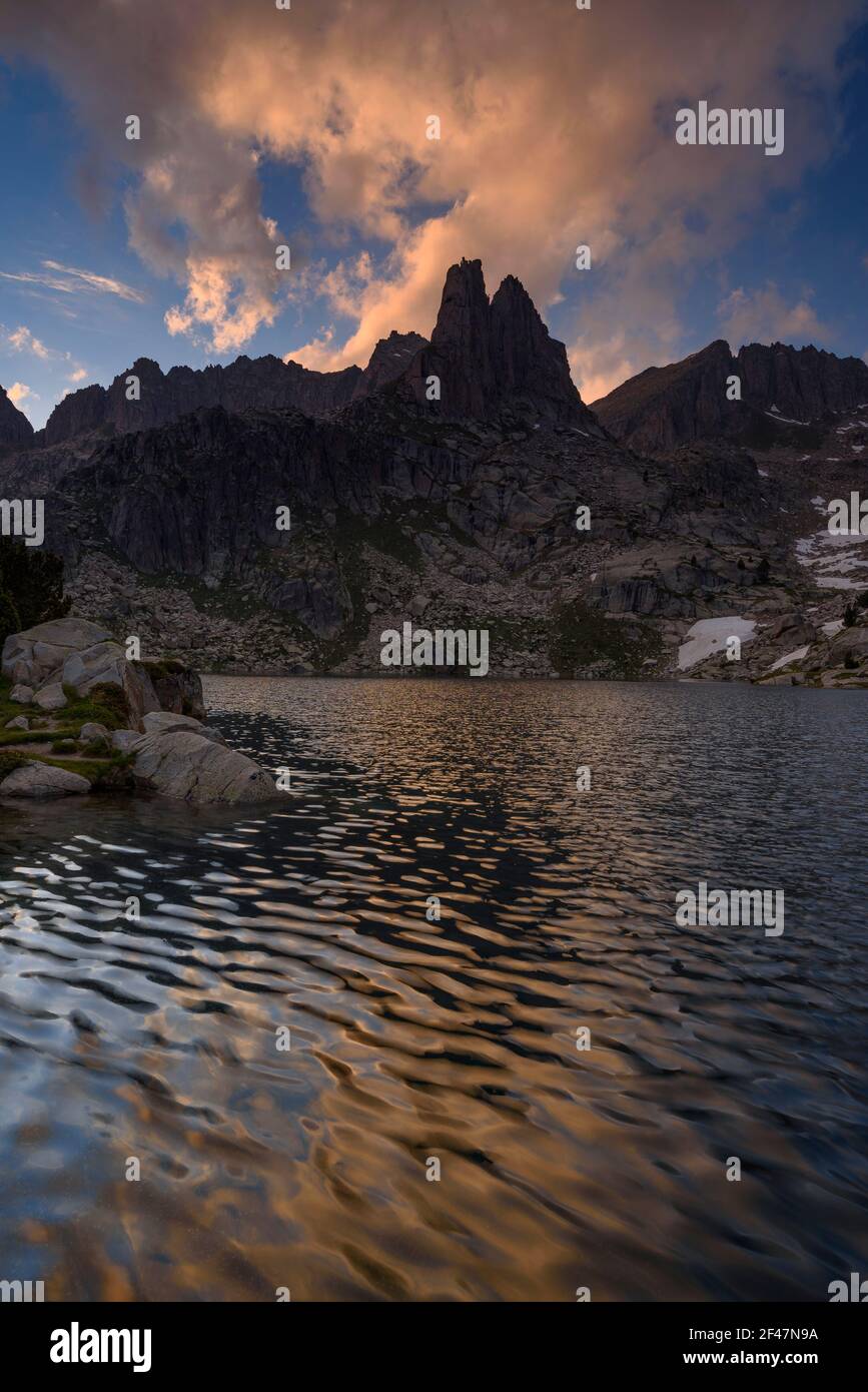 Amitges in un tramonto estivo (Aigüestortes e Parco Nazionale Estany de Sant Maurici, Catalogna, Spagna, Pirenei) Foto Stock