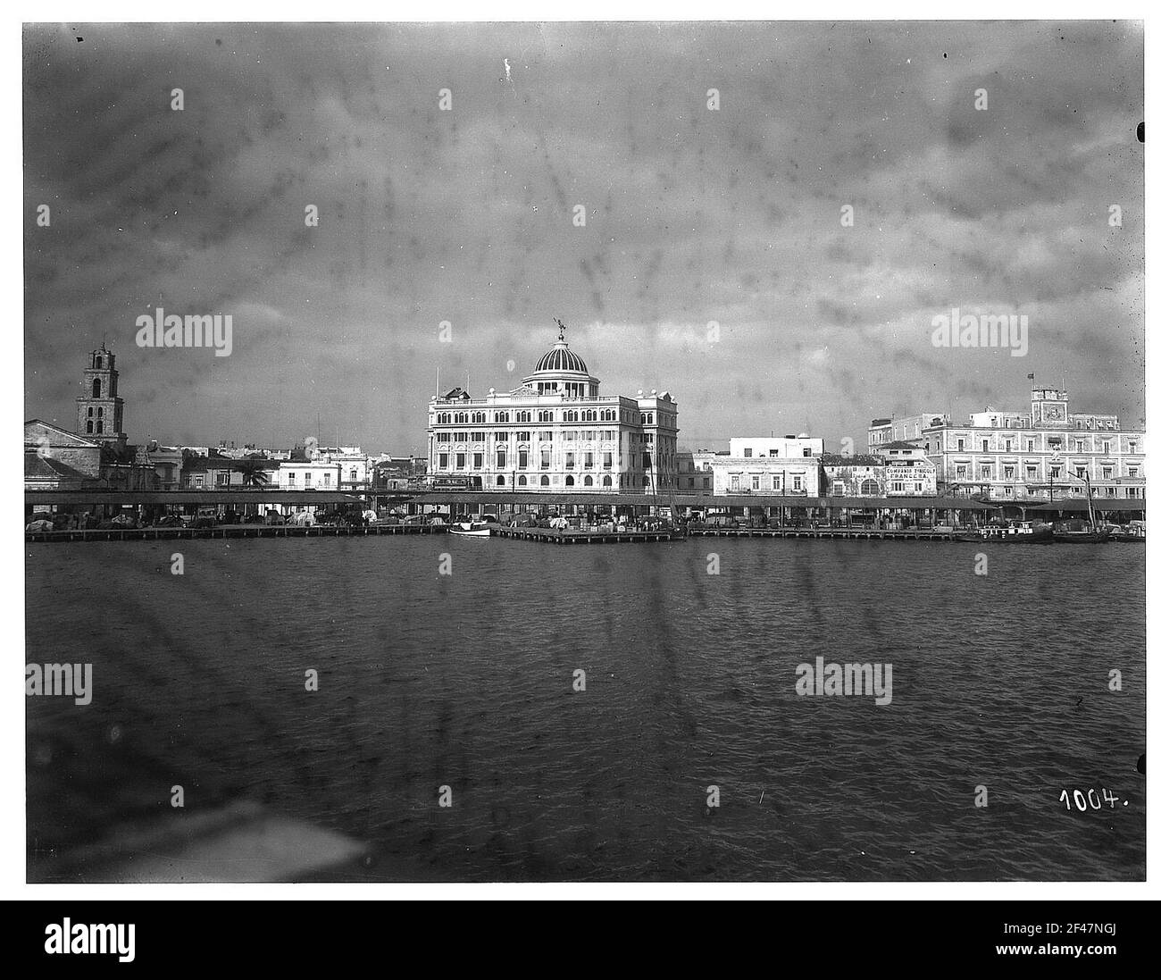 L'Avana. Vista sulla città con l'edificio del mercato azionario e l'entrata del porto. Vista da un vaporetto per passeggeri in alto mare Foto Stock