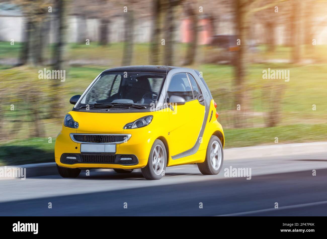 Mini piccola città Smart auto di colore giallo. Russia, San Pietroburgo, maggio 2017 Foto Stock