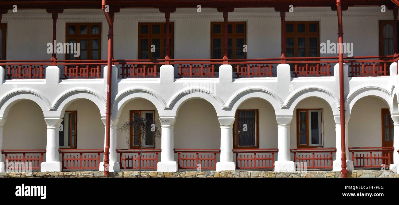 Un edificio bello e contemporaneo con colonne bianche e un balcone Foto Stock