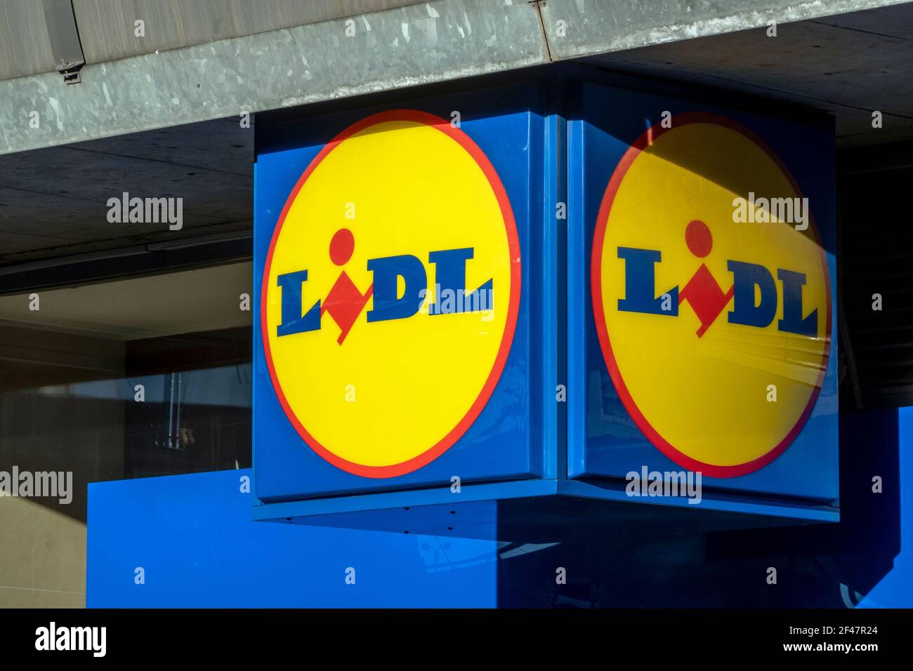 Cartello Lidl sul supermercato presso la Casa della Cultura Housing (DBK), sopra la stazione della metropolitana Budejovicka, Praga, Repubblica Ceca Foto Stock