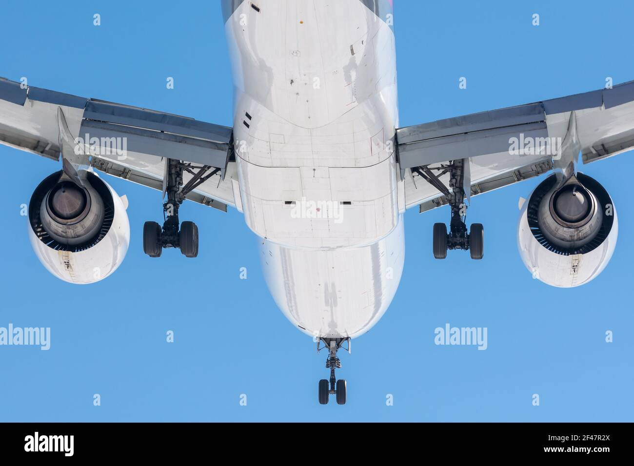 Motore Jet con metallo lucido, ala con alette, telaio ruota in gomma, primo piano prima dell'atterraggio all'aeroporto. Vista posteriore Foto Stock Motore Jet con metallo lucido, ala con alette, telaio ruota in gomma, primo piano prima dell'atterraggio all'aeroporto. Vista posteriore Foto Stock