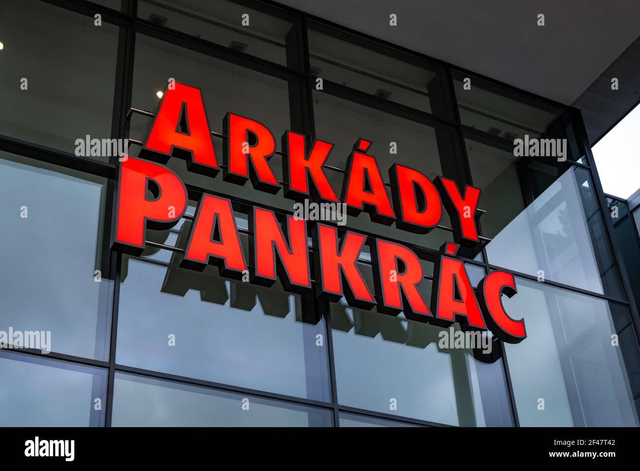 Praga, Repubblica Ceca - 9 gennaio 2021: Cartello Arkady Pankrac di fronte al parco al dettaglio, sopra la stazione della metropolitana Pankrac Foto Stock