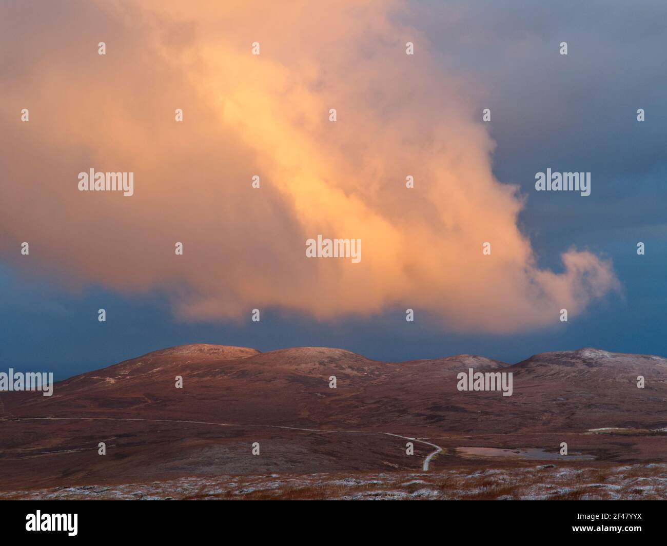 Drammatiche nuvole illuminate dal sole e lontane strade, Highland Scotland Foto Stock
