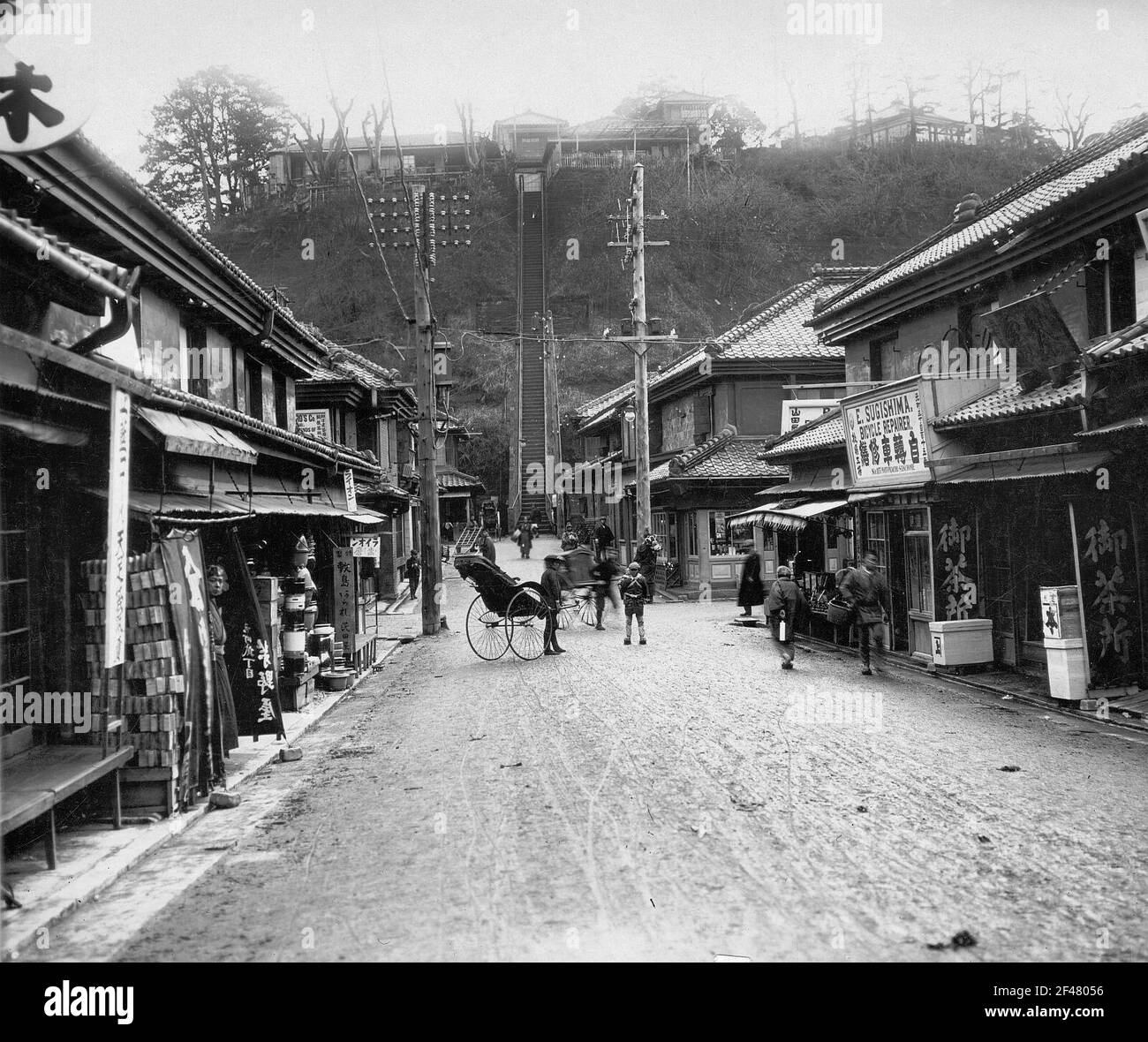 Yokohama (Giappone). Scena di strada con vista sulla casa da tè a 100 passi Yokohama (Giappone). Scena di strada con vista sulla casa da tè a 100 gradini Foto Stock