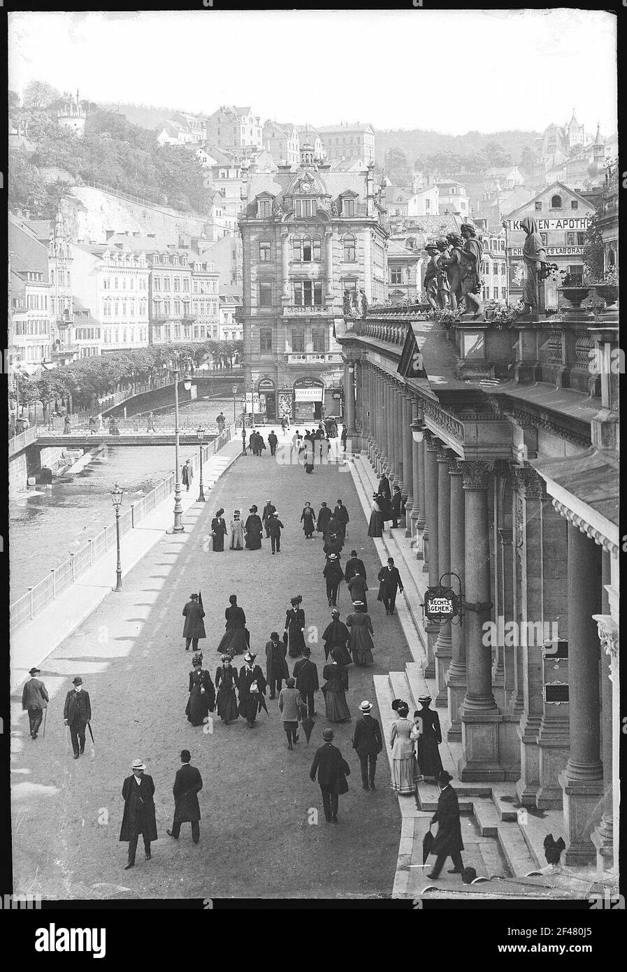 Carlsbad. Mühlbrunn-Quai con colonnato di Mühlbrunn contro casa di città Foto Stock