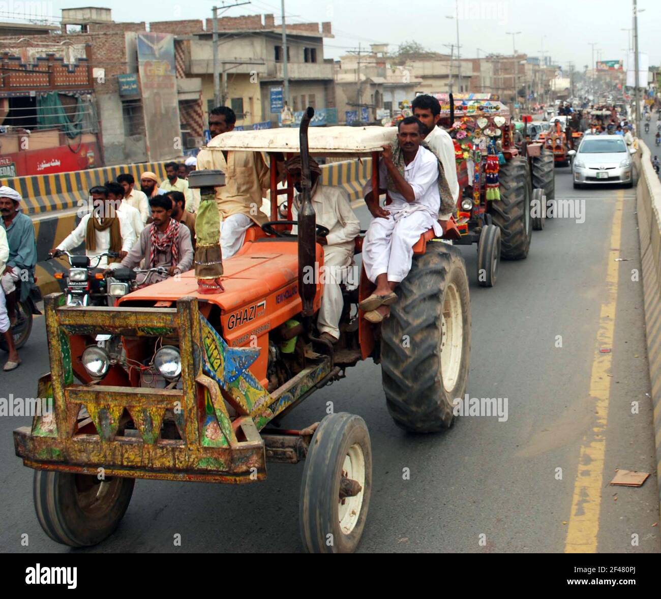 Pakistan. 19 marzo 2021: I membri del Pakistan Kissan Ittehad stanno tenendo Kissan Tractor marzo contro l'aumento dei prezzi dei fertilizzanti e di altri fattori di produzione agricoli, a Multan venerdì 19 marzo 2021. Credit: Asianet-Pakistan/Alamy Live News Foto Stock