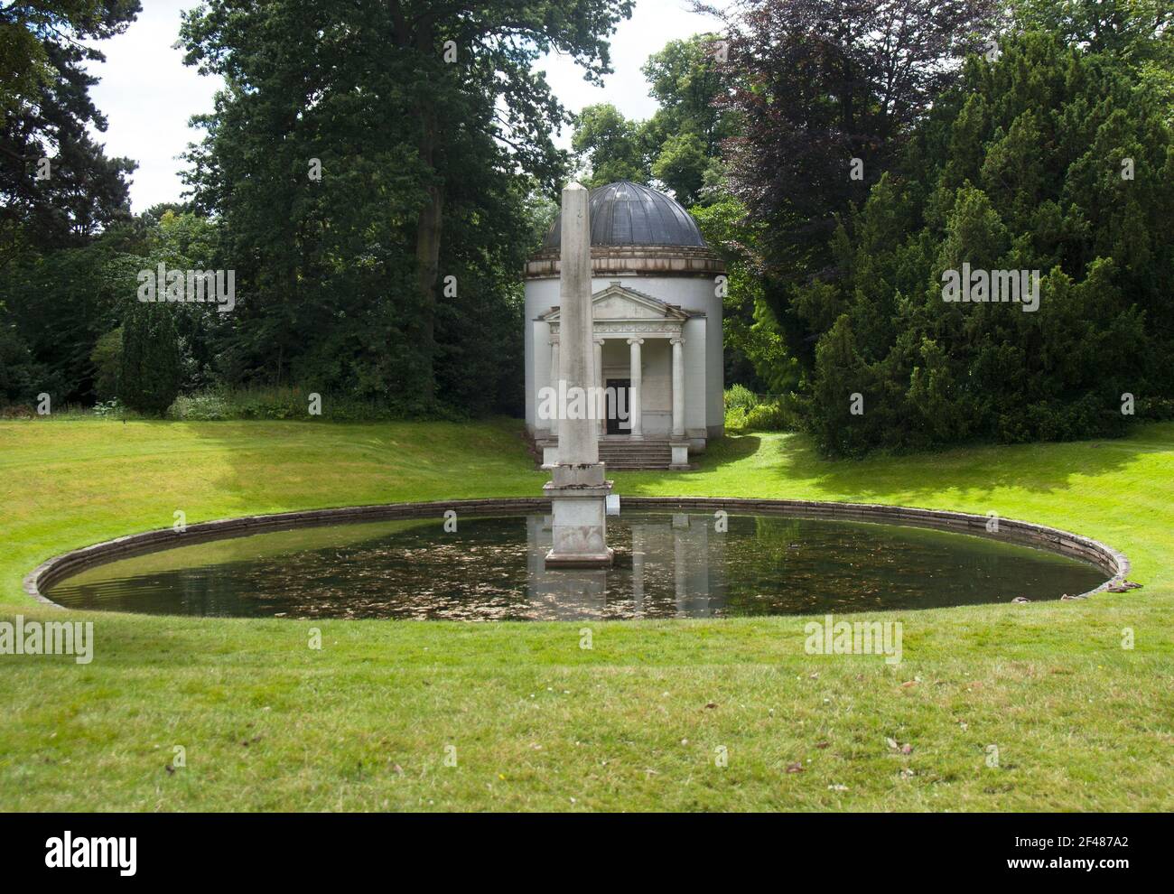 Il Tempio ionico, l'Obelisco e lo specchio d'acqua nei Chiswick House Gardens fu il primo progetto architettonico di Lord Burlington nel 1717 Foto Stock