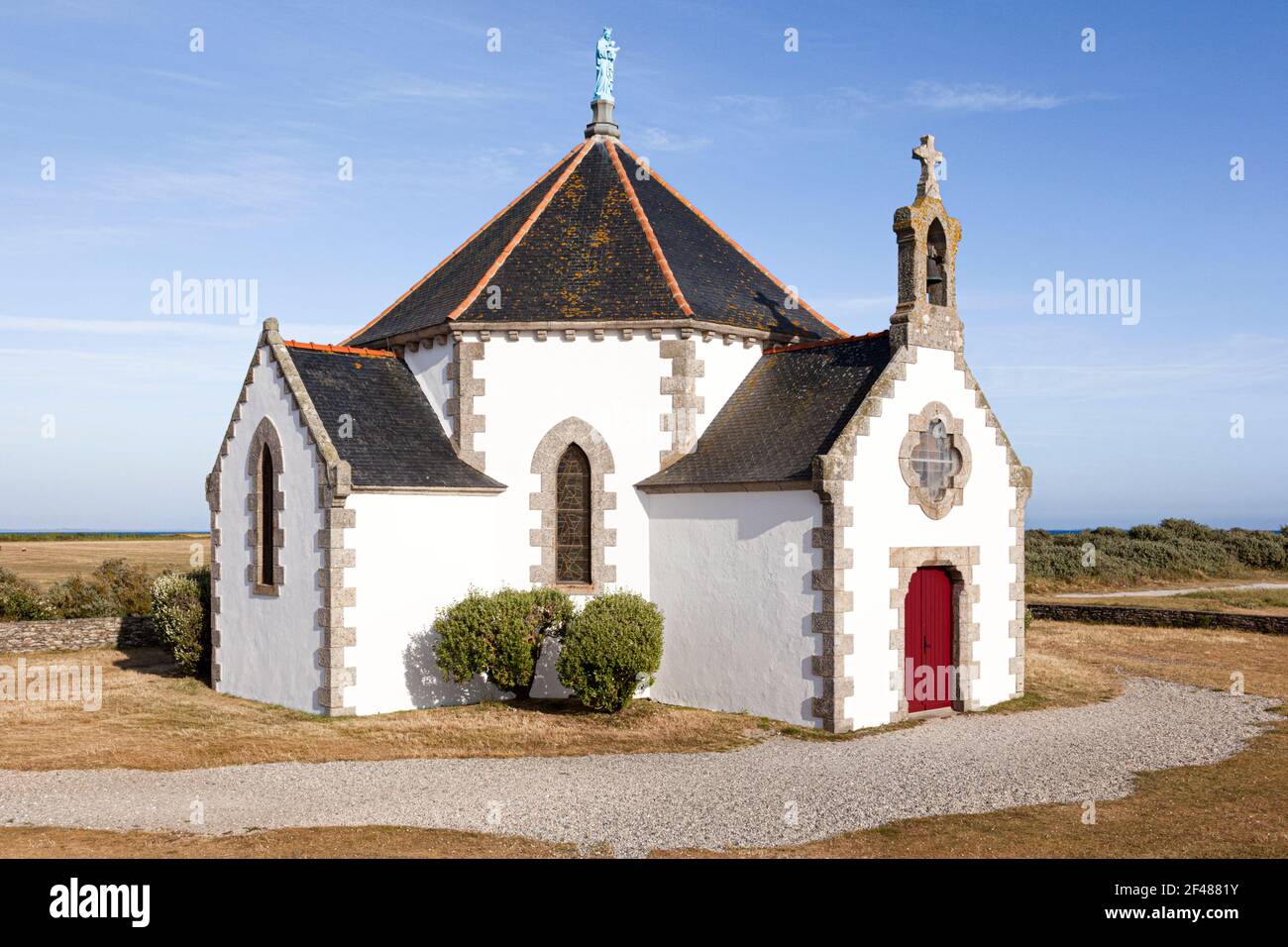 La chiesetta di Notre Dame de la Cote accanto al mare a Penvins, Bretagna, Francia Foto Stock