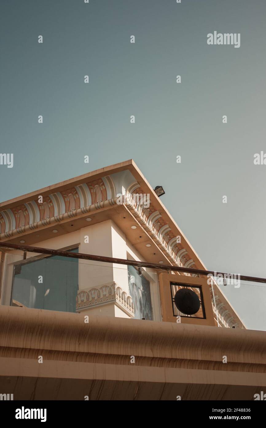 L'edificio dispone di una sala vip sul tetto con finestre e una loggia balcone. Vista fino al cielo blu. Egitto Foto Stock