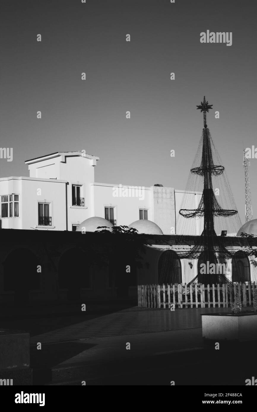 Fenomeno di costruzione egiziano. Casa bianca con balconi. Giorno estivo soleggiato Foto Stock