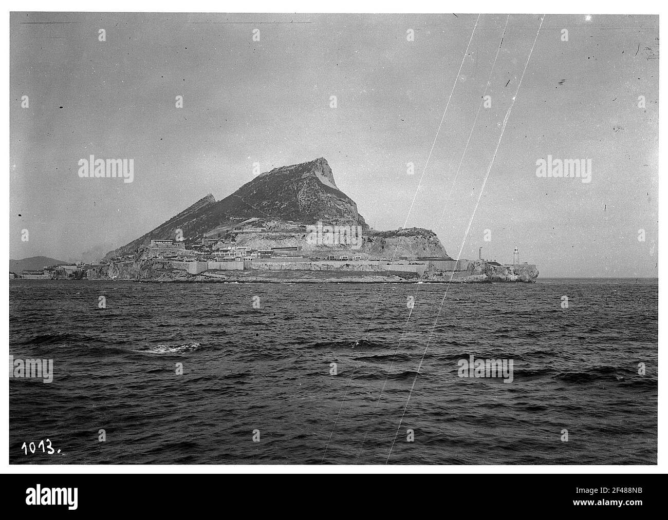 Gibilterra. Costa con gonna superiore, faro e sistema di difesa. Vista da un vaporetto per passeggeri in alto mare (?) Foto Stock