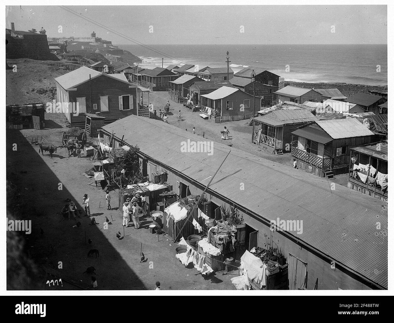 Strada parallela alla spiaggia di San Juan Foto Stock