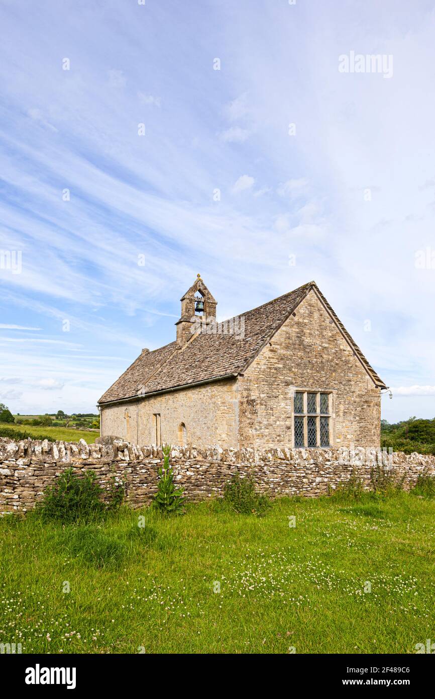 La chiesa 13 ° secolo di St Oswald, ora isolata, che si erge ai margini di un villaggio medievale desertato a Widford, Oxfordshire UK Foto Stock