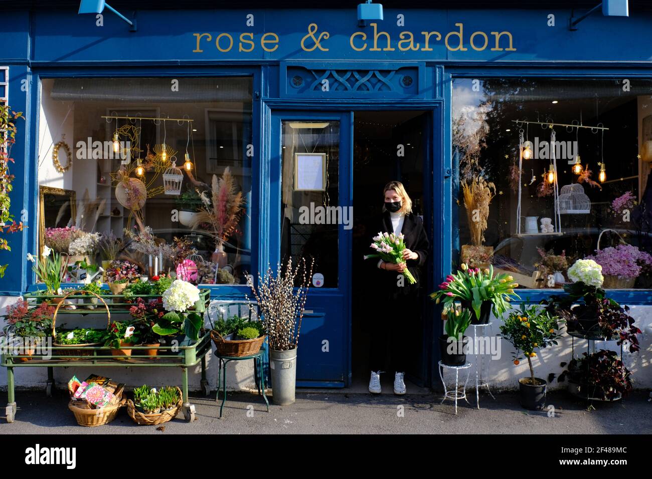 Meudon, Francia. Marzo 19 2021: Il negozio del fiorista ' Rose et Chardon ' si sta preparando alla chiusura a seguito degli annunci governativi di chiudere le attività non essenziali per un periodo di 4 settimane a Meudon, vicino a Parigi, Francia, il 19 marzo 2021. Foto di Marie Hubert Psaya/ABACAPRESS.COM Credit: Abaca Press/Alamy Live News Foto Stock