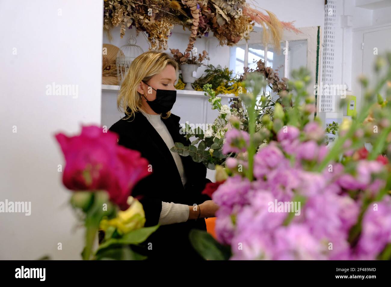 Meudon, Francia. Marzo 19 2021: Il negozio del fiorista ' Rose et Chardon ' si sta preparando alla chiusura a seguito degli annunci governativi di chiudere le attività non essenziali per un periodo di 4 settimane a Meudon, vicino a Parigi, Francia, il 19 marzo 2021. Foto di Marie Hubert Psaya/ABACAPRESS.COM Credit: Abaca Press/Alamy Live News Foto Stock