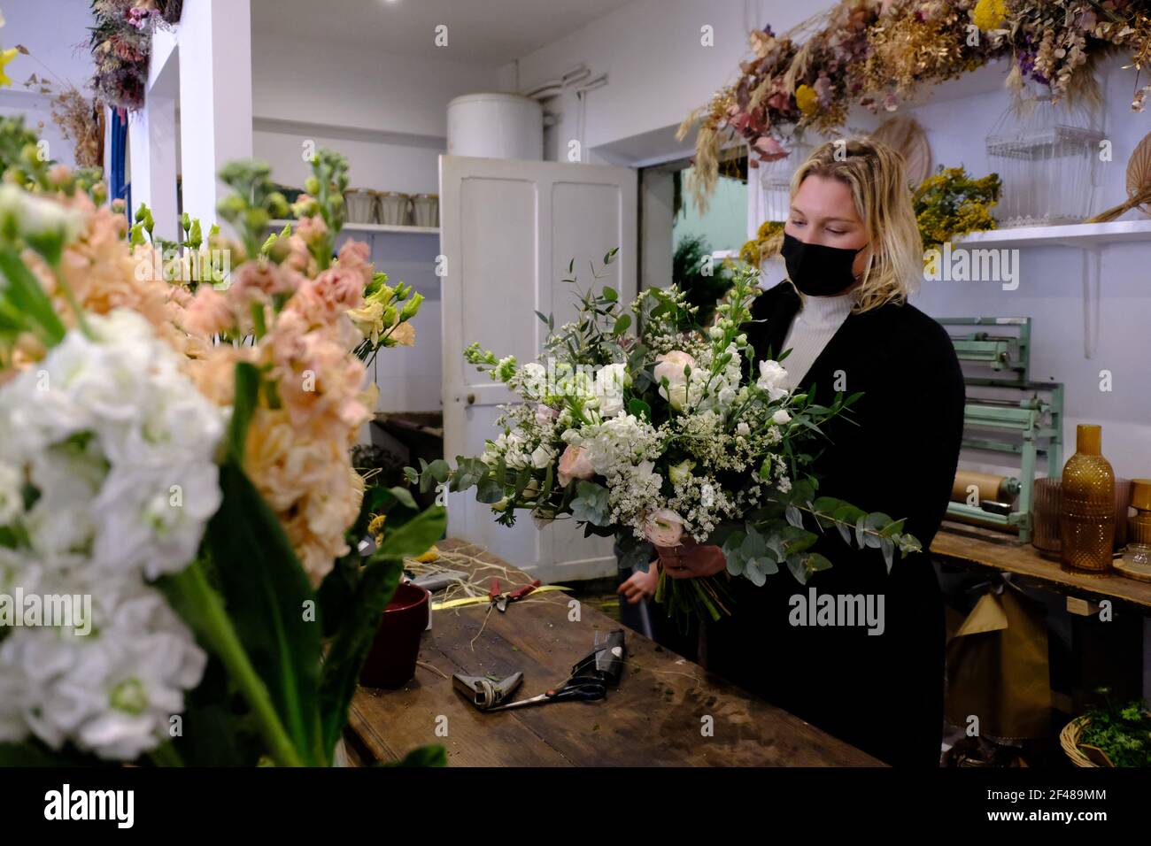 Meudon, Francia. Marzo 19 2021: Il negozio del fiorista ' Rose et Chardon ' si sta preparando alla chiusura a seguito degli annunci governativi di chiudere le attività non essenziali per un periodo di 4 settimane a Meudon, vicino a Parigi, Francia, il 19 marzo 2021. Foto di Marie Hubert Psaya/ABACAPRESS.COM Credit: Abaca Press/Alamy Live News Foto Stock